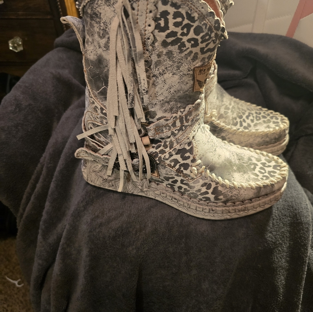 El Vaquero Gray Leopard Ankle Boots with Fringe Size 39 - Picture 5 of 6